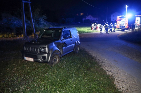 Auto in Seitenlage: PKW-Lenker in Manning von Strae abgekommen