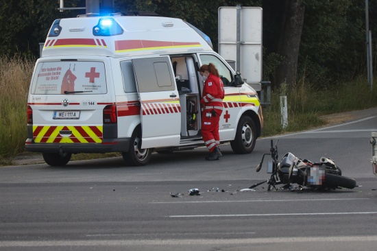 Schwerer Kreuzungscrash mit Motorrad auf Pyhrnpass Strae in Thalheim bei Wels