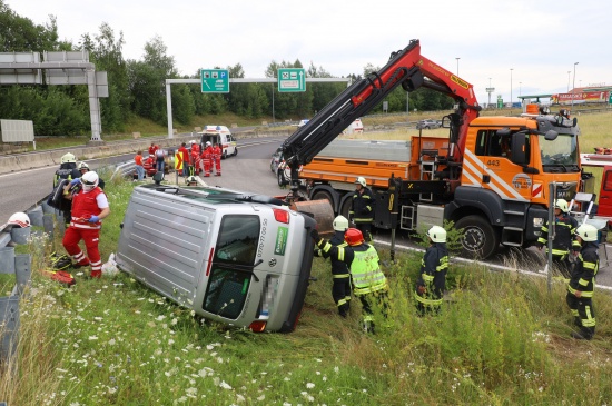 Neun Verletzte: Vollbesetzter Kleinbus auf Innkreisautobahn bei Sattledt verunglckt