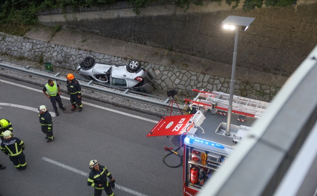 Menschenrettung nach schwerem Verkehrsunfall auf Scharnsteiner Straße zwischen Gmunden und Ohlsdorf