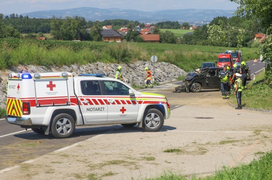 Auto auf Kremstalstrae zwischen Ansfelden und Neuhofen an der Krems schwer verunfallt