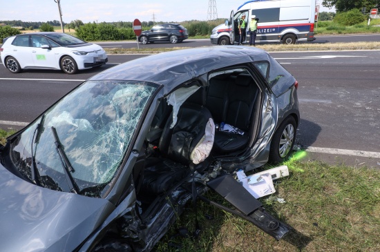 Schwerer Kreuzungscrash mit eingeklemmter Person auf Innviertler Strae in Wels-Puchberg