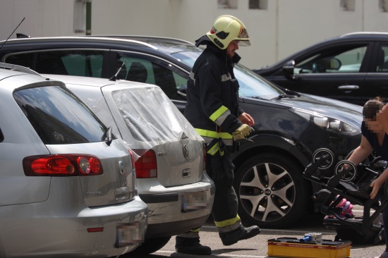 Personenrettung: Baby vor Wohnhaus in Wels-Vogelweide versehentlich in Auto eingeschlossen