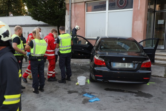 Auto bei Unfall im Ortszentrum von Pichl bei Wels frontal gegen Hauswand gekracht