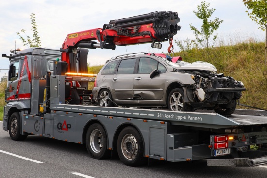 Schwerer Verkehrsunfall: Auto auf Wiener Strae in Neukirchen bei Lambach berschlagen