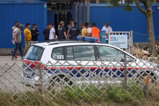 Abschiebung eskaliert: Groeinsatz der Polizei bei Flchtlingsbetreuungseinrichtung in Ohlsdorf