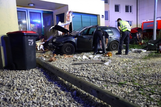 Auto kracht in einer Siedlung in Leonding frontal gegen Garage und Hauseingang