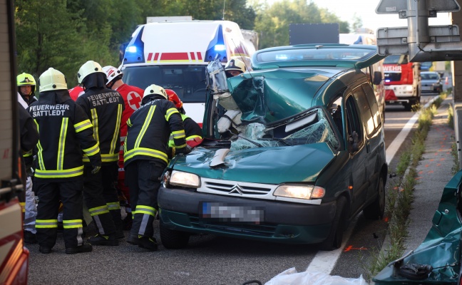 Auto auf Innkreisautobahn bei Steinhaus in Heck eines LKW gekracht