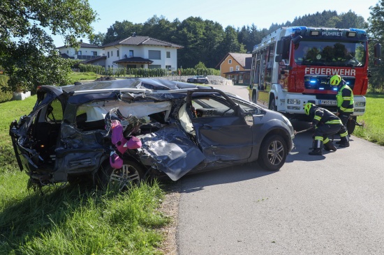Auto auf Bahnbergang in Phret von Regionalzugtriebwagen erfasst