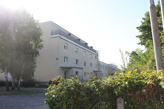 Feuerwehr zu Personenrettung einer verletzten Person von einem Vordach in Traun alarmiert