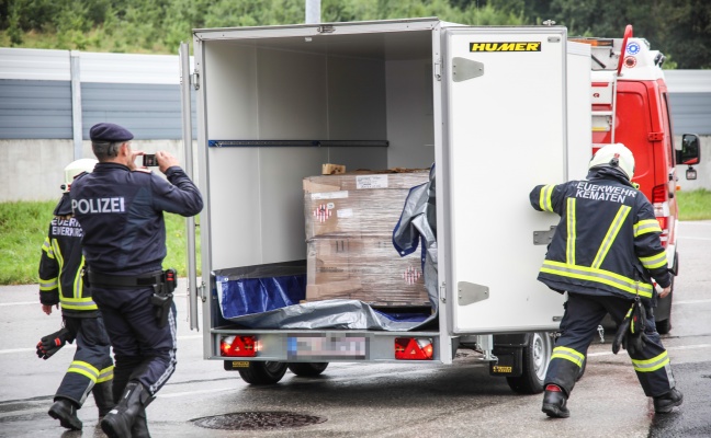 Gefährliche Ladung von gestopptem Sattelzug auf LKW-Kontrollplatz in Kematen am Innbach umgeladen