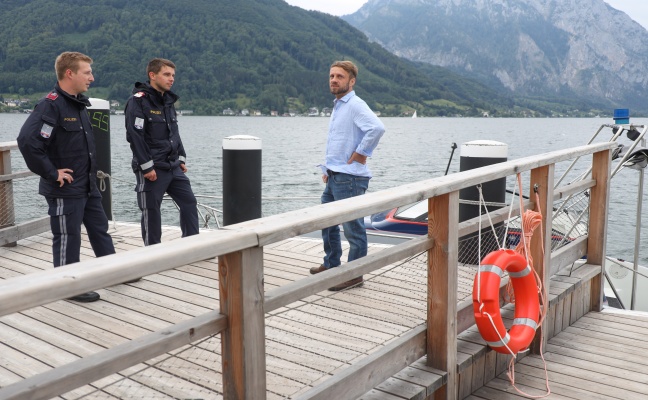 Segelunfall in Gmunden: Segler von Passant und Besatzung des Polizeibootes aus Traunsee gerettet