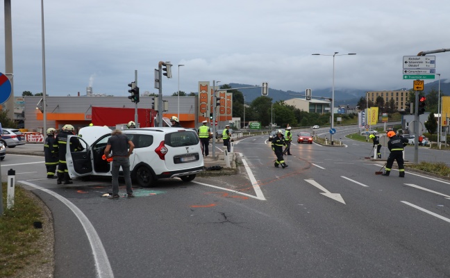 Auto nach heftigem Kreuzungscrash in Gmunden umgestrzt und in Seitenlage zum Stillstand gekommen