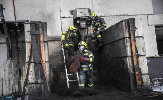 Fünf Feuerwehren bei Brand bei einem Unternehmen in Gaspoltshofen im Einsatz