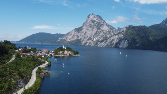 Einsatz am Traunsee: Schwimmende Person im See bei Traunkirchen kurzzeitig aus den Augen verloren