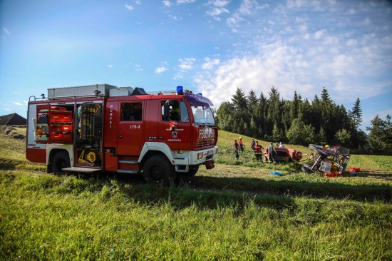 Traktor samt Strohballenpresse auf steilerer Wiese in Eberstalzell berschlagen