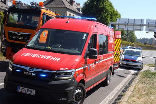 Aufr�umarbeiten nach Kreuzungskollision in Wels-Pernau