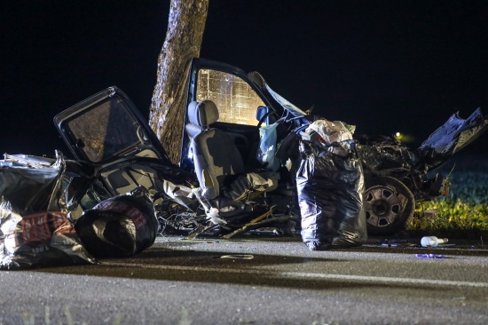 Toter und Schwerverletzter: Auto bei Kollision mit Baum in Oftering in zwei Teile gerissen