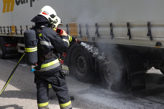 berhitzte Bremse eines LKW-Sattelaufliegers in Marchtrenk durch Feuerwehr gekhlt