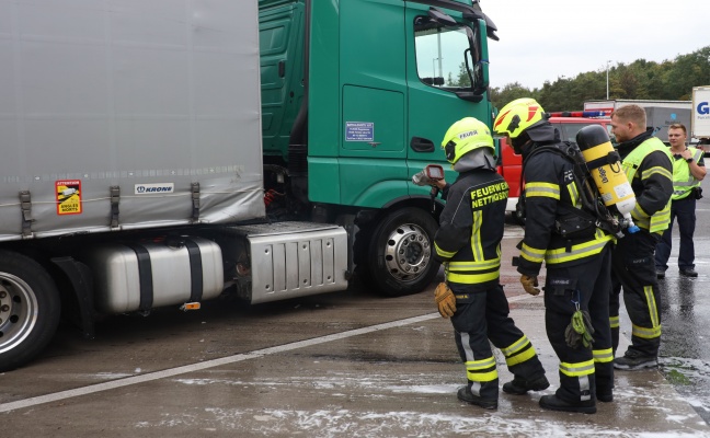 Brand im Bereich der Abgasanlage eines LKW auf einem Rastplatz der Welser Autobahn in Pucking