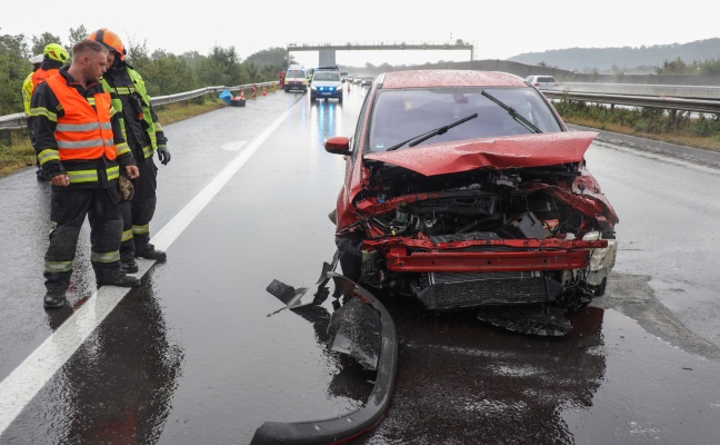 Auto auf Welser Autobahn bei Pucking frontal gegen Leitschiene gekracht