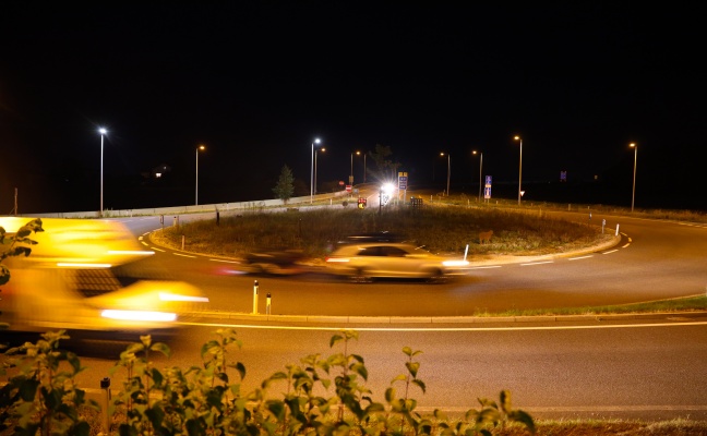 Meinungsverschiedenheit nach einem Überholmanöver in einem Kreisverkehr in Regau endet in Schlägerei