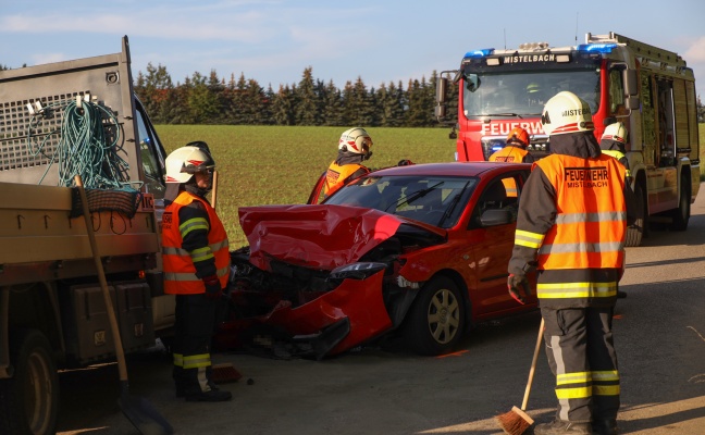 Drei Verletzte bei Kollision zwischen PKW und Pritschenwagen in Buchkirchen