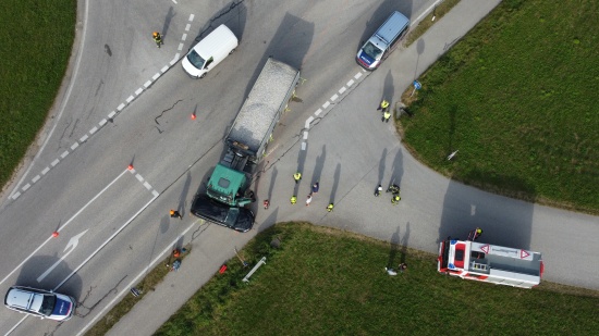 Schwerer Crash zwischen PKW und LKW auf Innviertler Strae in Neumarkt im Hausruckkreis