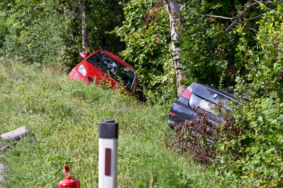 Autos nach Kollision in Ansfelden in Bschung gelandet