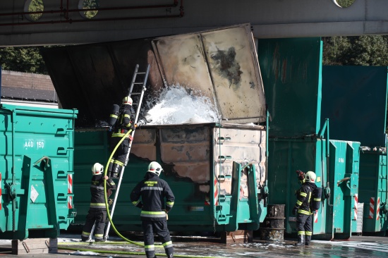 Brand eines Problemstoffcontainers bei Abfallverwertungsunternehmen in Wels-Pernau