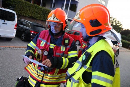 Einsatzkrfte der Feuerwehr nach gemeldetem Gasgeruch in Thalheim bei Wels im Einsatz