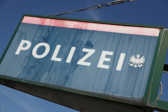 Alkoholisierte Autolenkerin in Wels durch Polizei gestoppt - Kleinkind sa� auf Scho� der Mutter