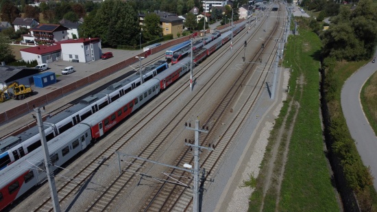 Stromschlag durch Oberleitung: Mann (19) in Schrding auf Triebfahrzeug geklettert und schwer verletzt