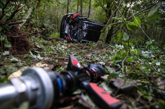Auto zwischen Stadl-Paura und Rstorf von Strae abgekommen und in Seitenlage im Wald gelandet