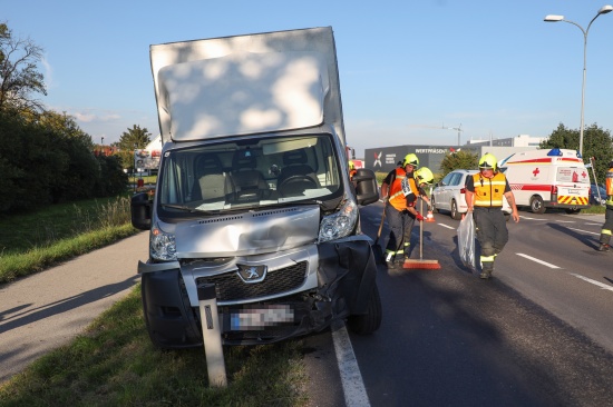 Auffahrunfall zwischen PKW und Klein-LKW auf Wiener Strae in Marchtrenk