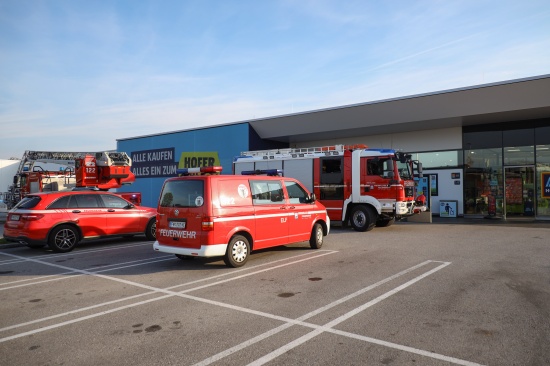 Einsatz der Feuerwehr bei Sichttr�bung in einem Lebensmittelmarkt in Wels-Vogelweide
