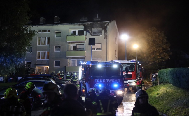 Wohnung ausgebrannt: Groeinsatz bei Brand in einem Mehrparteienwohnhaus in Wolfsegg am Hausruck