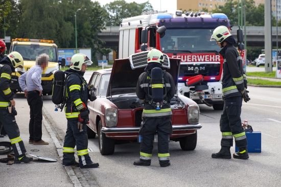 Feuerwehr bei Brand eines �lteren Fahrzeugmodells in Wels-Pernau im Einsatz