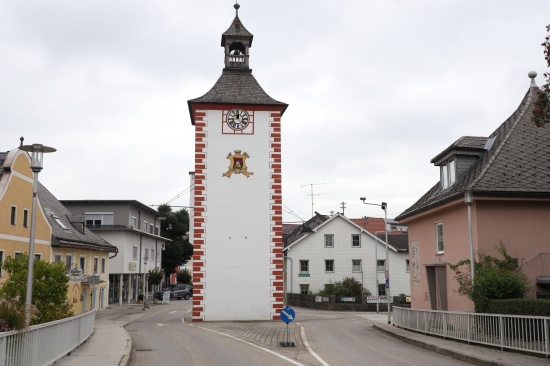 Tdlicher Verkehrsunfall: Autolenker (70) frontal gegen Marktturm in Timelkam gekracht