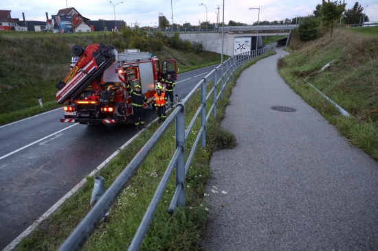 Auto im Bereich einer Unterfhrung in Marchtrenk gegen Straenlaterne gekracht