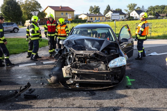 Schwerer Crash mit vier beteiligten Fahrzeugen auf Wiener Strae in Marchtrenk