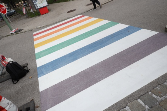 Streit entbrannt: Politischer Schlagabtausch um Welser Regenbogen-Zebrastreifen