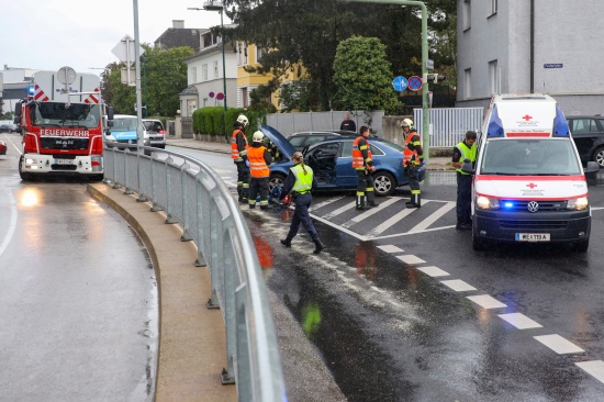 Autolenker in einem Kreisverkehr in Wels-Vogelweide verunfallt