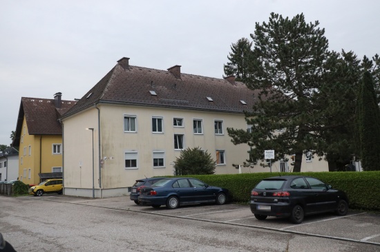 Entwarnung nach alarmierter Personenrettung in einem Mehrparteienwohnhaus in Vcklabruck