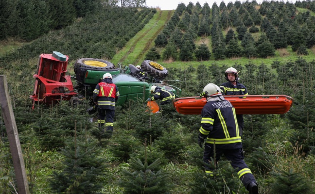 Traktorabsturz: Person in einem Christbaumwald in Stroheim unter Traktor eingeklemmt