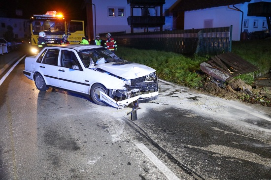 Auto bei Crash mit Gartenzaun in Pinsdorf überschlagen