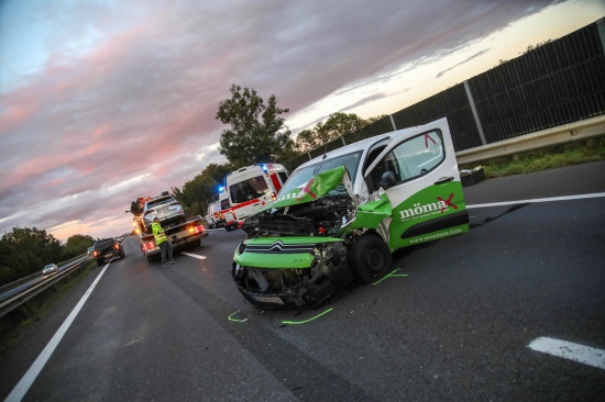 Unfall im Rckstau: Mehrere Fahrzeuge auf Welser Autobahn bei Weikirchen an der Traun kollidiert