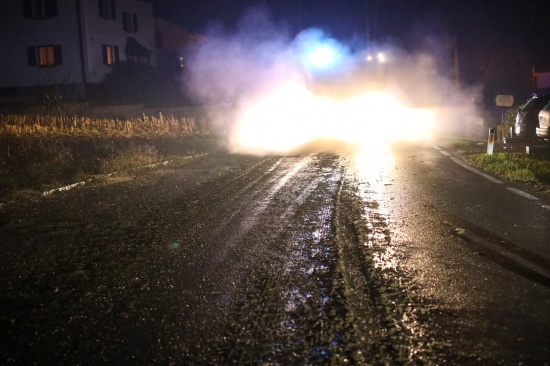 Drei Feuerwehren bei stark verschmutzter Fahrbahn der Hausruckstrae in Hohenzell im Einsatz