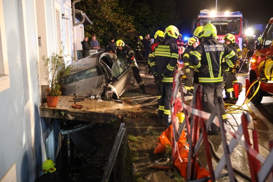 Unfallauto musste nach Crash gegen Wohnhaus in Kremsmnster vor weiterem Absturz gesichert werden