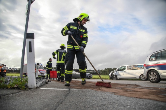 Einsatzkrfte bei Bindearbeiten an einer lngeren lspur zwischen Wels und Marchtrenk im Einsatz